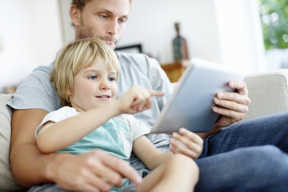 Vater mit Kind auf Sofa